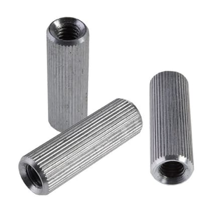 Drei silberne, zylindrische Metallhülsen mit geriffelter Oberfläche und Innengewinde.