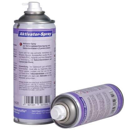 Zwei Dosen Aktivator-Spray zur Härtungsbeschleunigung von Sekundenklebern. Eine Dose steht, die andere liegt.