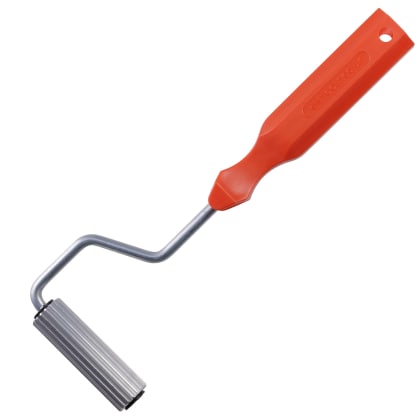 Ein Werkzeug mit einem roten Griff und einer geriffelten Metallrolle.
