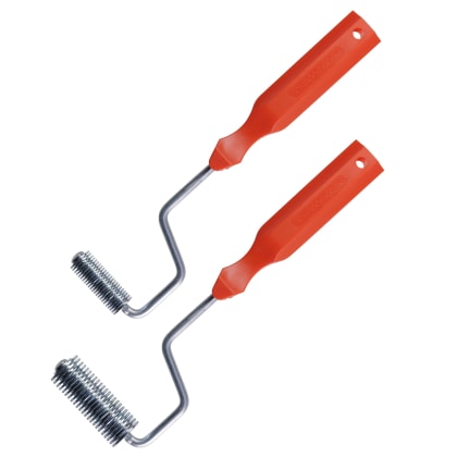 Zwei orange Kunststoffgriff-Werkzeuge mit Metallwalzen, die gerillt sind.