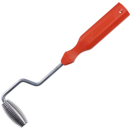 Ein Werkzeug mit einem roten Griff und einem metallischen, gezahnten Rad am Ende eines gebogenen Stiels.