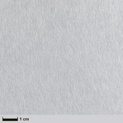 Nahaufnahme einer weißen, strukturierten Oberfläche, die wie Papier aussieht. Maßstab von 1 cm unten links sichtbar.