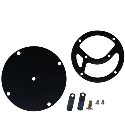 Das Bild zeigt mehrere schwarze Metallteile, darunter zwei runde Platten mit Löchern und einige Schrauben.