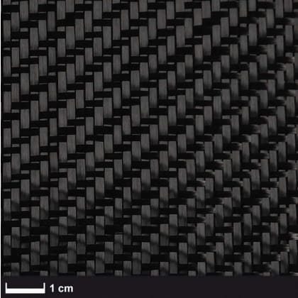 Nahaufnahme eines gewebten Kohlefaser-Materials mit einem Maßstab von 1 cm.