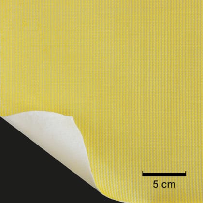 Eine Rolle mit gelbem Stoff auf einem weißen Hintergrund. Der Stoff hat eine Textur und ist teilweise abgerollt.