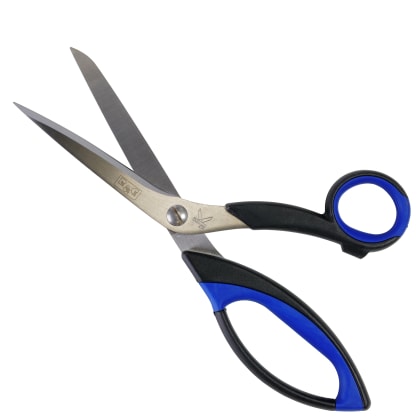 Eine offene Schere mit schwarzem und blauem Griff, silberne Klingen, auf weißem Hintergrund.