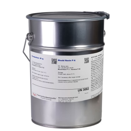 Zwei silberne Metallbehälter mit Etiketten, die “Formenharz P-N“ und “Mould resin P-N“ zeigen. Die Etiketten enthalten Sicherheits- und Produktinformationen sowie Warnsymbole. Beide Behälter tragen die UN-Nummer 3082.