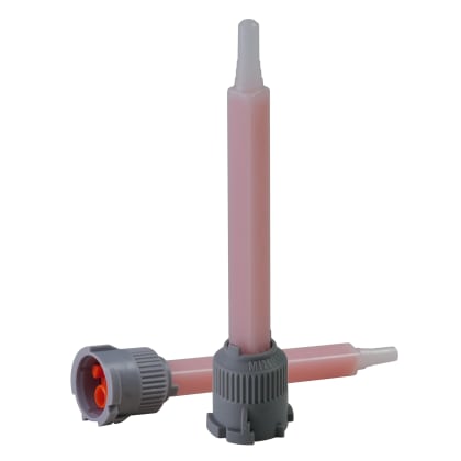 Zwei Mischdüsen, eine stehend, eine liegend. Sie sind grau mit einer rosa-transparenten Mitte und einer weißen Spitze.