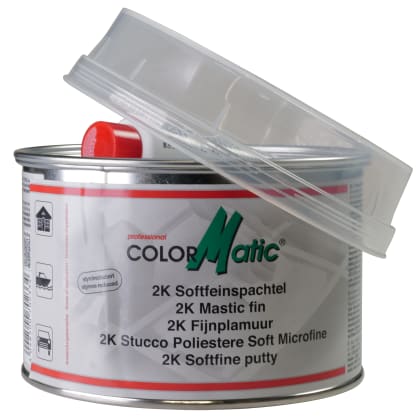Eine Dose ColorMatic 2K Softfeinspachtel mit geöffnetem Deckel und rotem Applikator. Die Aufschrift ist in mehreren Sprachen.