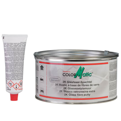 Eine Dose ColorMatic 2K Glasfaser-Spachtel und eine Tube Härter. Die Dose ist silbern mit Etikett, die Tube ist weiß mit rotem Deckel.