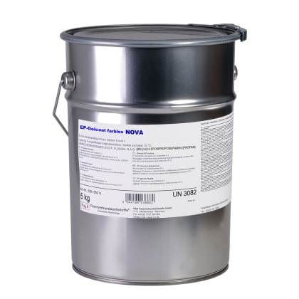 Ein großer Metallbehälter mit einem Etikett, das “EP-Gelcoat farblos NOVA“ zeigt. Der Behälter hat einen Griff und ist für 5 kg Inhalt ausgelegt.
