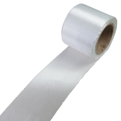 Eine weiße Rolle Klebeband, teilweise abgerollt, auf weißem Hintergrund.