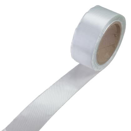 Eine Rolle weißes Klebeband, teilweise abgerollt, auf weißem Hintergrund.