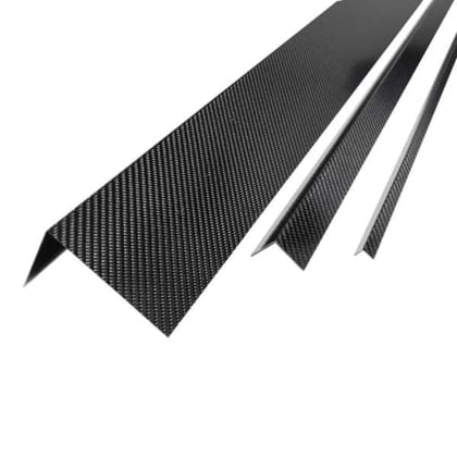 Das Bild zeigt vier unterschiedlich große, schwarze Kohlefaserplatten mit glänzender Oberfläche.