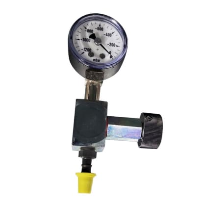 Ein Vakuummeter mit Skala von -1200 bis 0 mbar und einem gelben Anschlussstück. Metallisches Gehäuse und ein Drehknopf sind zu sehen.