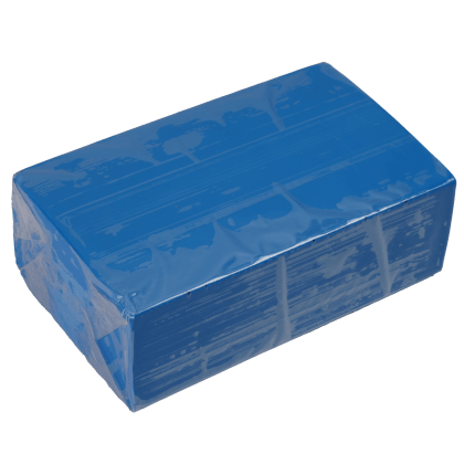 Ein rechteckiger, in blaues Plastik eingewickelter Block auf einer weißen Oberfläche.