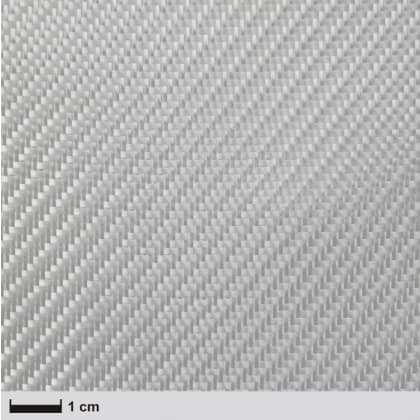 Eine Rolle weißen, gewebten Materials auf einem Pappkern, ausgerollt auf einer glatten Oberfläche.