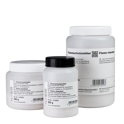 Drei Kunststoffbehälter mit Etiketten, die “Flammschutzmittel“ anzeigen. Verschiedene Größen mit weißen und schwarzen Deckeln.