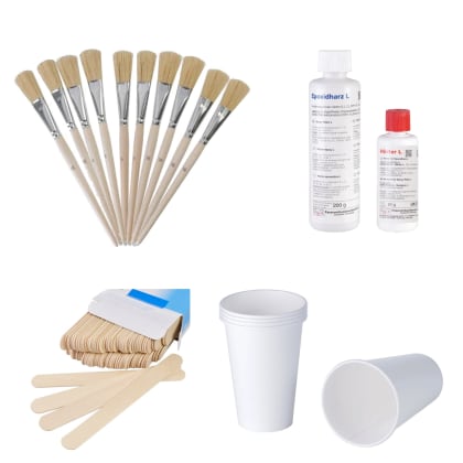 Das Bild zeigt 1 × Epoxidharz L + Härter L (40 min), Packung, 280 g, 5 × Mischbecher aus Pappe, 300 ml, 1 × Holzmundspatel (150 × 18 × 1,5 mm) und 10 × Laminierpinsel, 16 mm