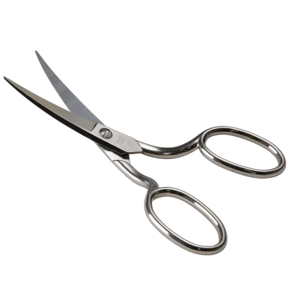 Eine silberne, gebogene Schere mit zwei Fingergriffen und scharfen Klingen.