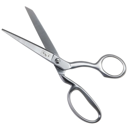 Eine silberne Schere mit spitzen Klingen und ergonomischen Griffen, leicht geöffnet.