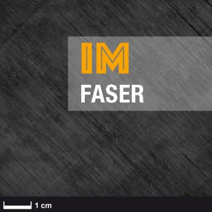 Eine schwarze, glänzende Folie, teilweise aufgerollt, auf einem weißen Hintergrund. Die Folie hat eine glatte Oberfläche.