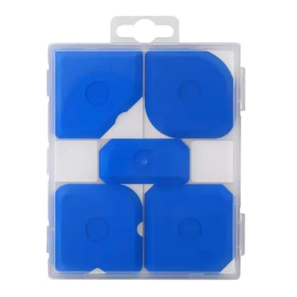 Das Bild zeigt eine transparente Kunststoffbox mit fünf blauen, unterschiedlich geformten Objekten darin.