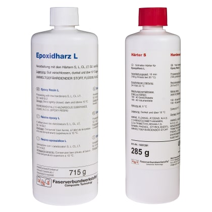 Zwei Flaschen mit Epoxidharz und Härter. Die Flasche links ist mit 'Epoxidharz L' beschriftet, die rechte mit 'Härter S'.