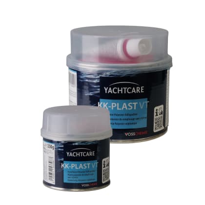 Drei Dosen Yachtcare KK-PLAST VT Polyester-Füllspachtel mit transparenten Deckeln und blauen Etiketten, die Produktinformationen anzeigen.