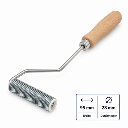 Eine Hand hält einen Metallroller über einer großen, zylindrischen Oberfläche.