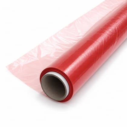 Eine Rolle rote Plastikfolie, teilweise abgewickelt, auf weißem Hintergrund.