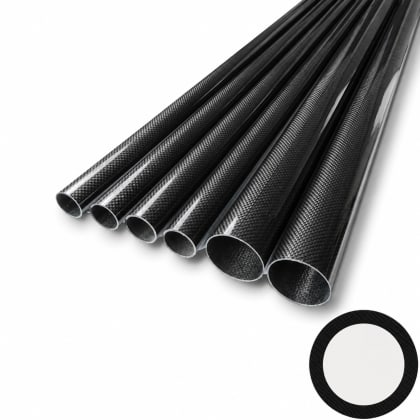 Mehrere glänzende, schwarze Rohre mit einem gewebten Muster aus Kohlefaser.