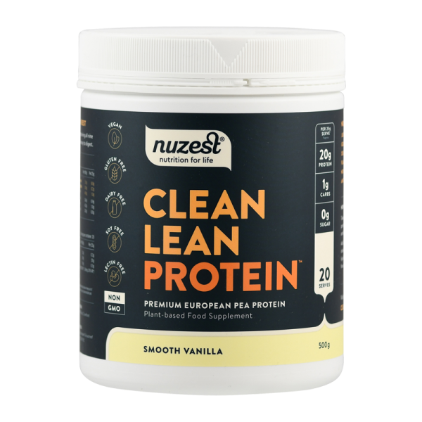 Produktfoto: Ein weißer Behälter mit schwarzer und gelber Beschriftung zeigt “Nuzest Clean Lean Protein“. Es handelt sich um ein pflanzliches Erbsenproteinpulver mit Vanillegeschmack. Der Behälter enthält 500g und ist vegan sowie gluten-, milch- und sojafrei.