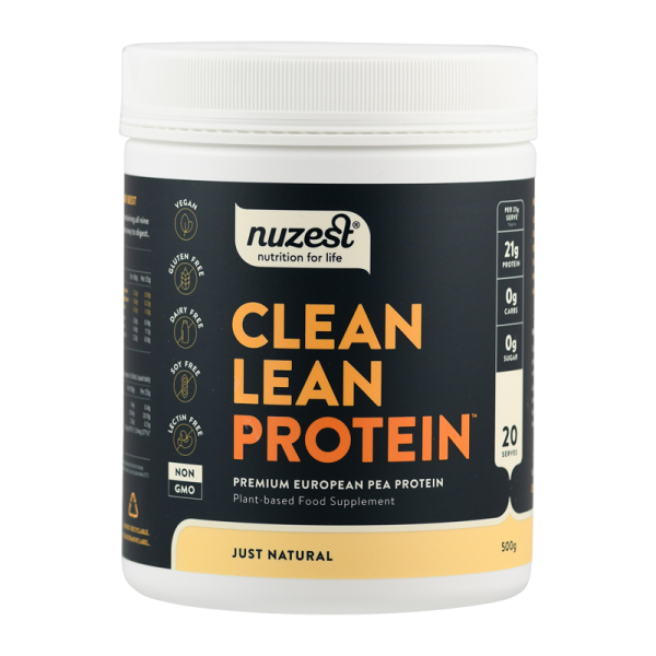 Produktfoto: Ein Behälter mit der Aufschrift 'Nuzest Clean Lean Protein' ist abgebildet. Auf dem Etikett stehen Angaben wie 'Premium European Pea Protein', 'Vegan', 'Gluten Free', 'Dairy Free', 'Soy Free', 'Lectin Free', 'Non GMO', 'Plant-based Food Supplement', 'Just Natural'. Der Behälter ist weiß mit einem schwarzen Etikett, auf dem die Schrift in gelber und weißer Farbe gedruckt ist. Es enthält Informationen über den Proteingehalt (21g pro Portion) und die Anzahl der Portionen (20).