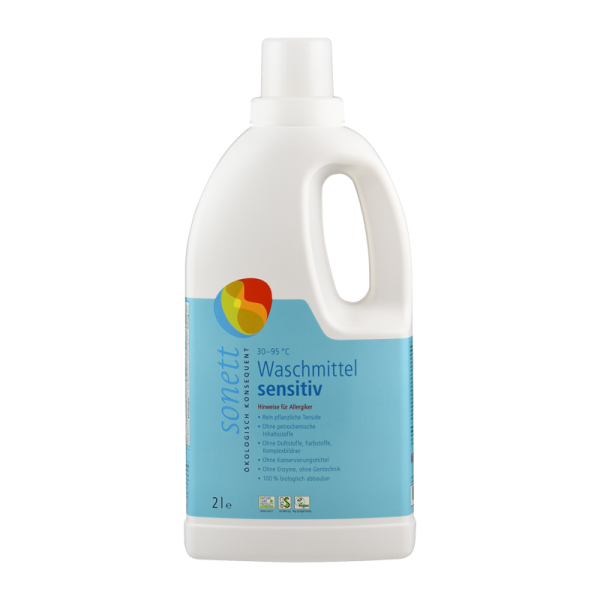 Produktfoto: Eine weiße Plastikflasche mit einem blauen Etikett, auf dem “sonett Waschmittel sensitiv“ steht. Die Flasche hat einen Tragegriff und einen Schraubverschluss. Das Etikett hebt hervor, dass das Produkt ökologisch ist, frei von Duftstoffen und für Allergiker geeignet. Es ist für Waschtemperaturen von 30 bis 95 Grad Celsius geeignet und hat ein Volumen von 2 Litern. Das Logo von Sonett ist oben links auf dem Etikett zu sehen.