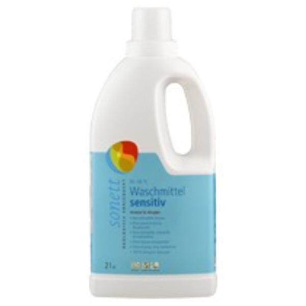 Produktfoto: Eine weiße Plastikflasche mit einem blauen Etikett, auf dem “sonett Waschmittel sensitiv“ steht. Die Flasche hat einen Tragegriff und einen Schraubverschluss. Das Etikett hebt hervor, dass das Produkt ökologisch ist, frei von Duftstoffen und für Allergiker geeignet. Es ist für Waschtemperaturen von 30 bis 95 Grad Celsius geeignet und hat ein Volumen von 2 Litern. Das Logo von Sonett ist oben links auf dem Etikett zu sehen.