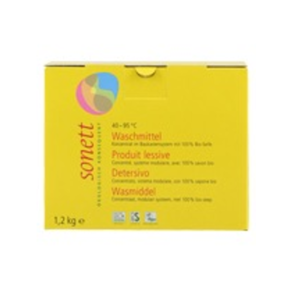 Produktfoto: Das Bild zeigt eine gelbe Verpackung von Sonett Waschmittel. Auf der Vorderseite stehen Informationen in mehreren Sprachen: Deutsch, Französisch, Italienisch und Niederländisch. Es handelt sich um ein ökologisches Waschmittel für Temperaturen von 40-95°C, das aus 100% Bio-Seife besteht. Die Verpackung hat ein Gewicht von 1,2 kg. Unten sind mehrere Logos zu sehen, die auf die ökologische und vegane Qualität des Produkts hinweisen.
