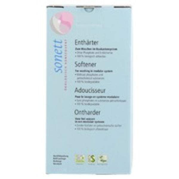 Produktfoto: Das Bild zeigt eine Verpackung des Sonett Enthärters. Die Verpackung ist hellblau mit dem Sonett-Logo links oben. Der Text auf der Verpackung beschreibt den Enthärter als biologisch abbaubar und frei von Phosphaten. Es gibt Hinweise auf die Verwendung im Baukastensystem und die Verpackung trägt mehrere Umweltzertifikate, darunter Nature Care Product und Vegan Society. Die Informationen sind in mehreren Sprachen angegeben.