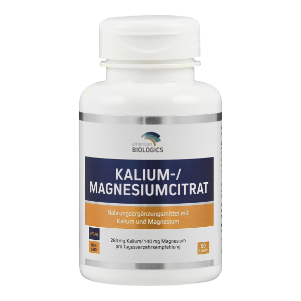Produktfoto: Eine weiße Plastikflasche mit einem Etikett, das “American Biologics Kalium-/Magnesiumcitrat“ zeigt. Das Etikett ist blau und orange mit Informationen über das Nahrungsergänzungsmittel, einschließlich “vegan“ und “nicht gentechnisch verändert“. Die Flasche enthält 90 Kapseln mit einer Dosierung von 280 mg Kalium und 140 mg Magnesium pro Tagesverzehrsempfehlung.