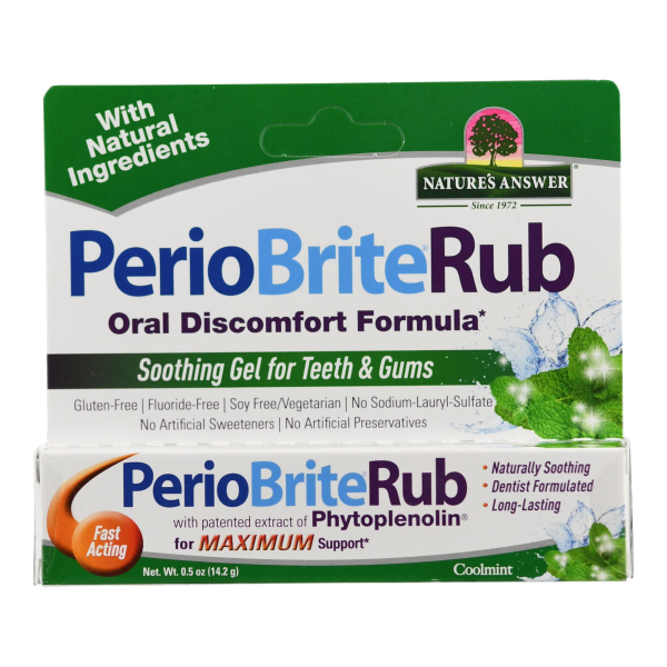 Produktfoto: Die Verpackung der PerioBriteRub Oral Discomfort Formula von Nature's Answer zeigt ein beruhigendes Gel für Zähne und Zahnfleisch. Es ist glutenfrei, fluoridfrei, sojafrei/vegetarisch, ohne Natriumlaurylsulfat und künstliche Süßstoffe. Enthält Phytoplenolin für maximale Unterstützung. Die Verpackung ist grün und weiß, mit einem Logo von Nature's Answer und dem Hinweis auf natürliche Inhaltsstoffe.