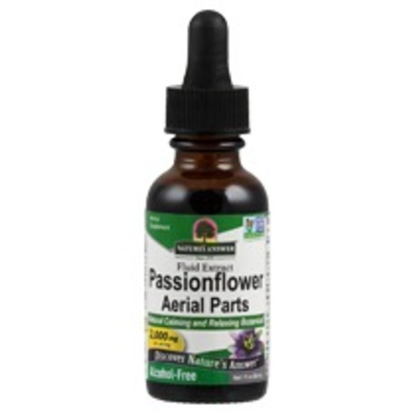 Produktfoto: Das Bild zeigt eine braune Glasflasche mit einem schwarzen Tropfverschluss. Auf dem Etikett steht “Nature's Answer Passionflower Aerial Parts Fluid Extract“. Es ist ein pflanzliches Nahrungsergänzungsmittel, alkoholfrei, mit 2000 mg pro Portion.