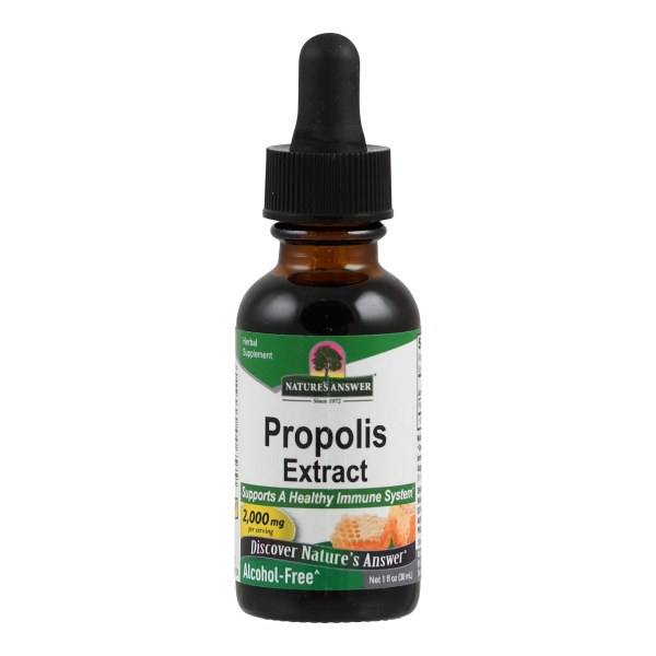 Produktfoto: Eine braune Glasflasche mit Pipette, die Propolis-Extrakt von Nature's Answer enthält. Das Etikett ist grün-weiß mit Texten wie “Supports a Healthy Immune System“ und “Alcohol-Free“. Die Flasche steht aufrecht vor einem weißen Hintergrund.