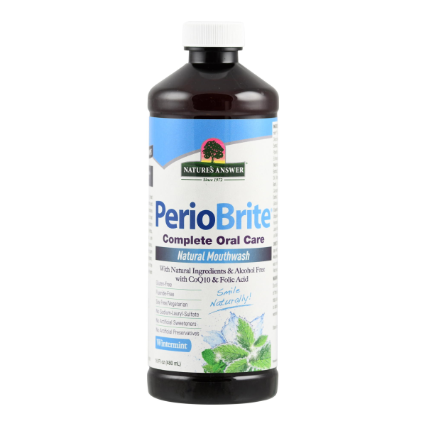 Produktfoto: Eine Flasche Mundspülung der Marke “Nature's Answer“ mit der Aufschrift “PerioBrite Complete Oral Care Natural Mouthwash“. Die Flasche ist braun mit einem weißen Verschluss und einem blauen Etikett. Auf dem Etikett sind Informationen über die Inhaltsstoffe und Eigenschaften der Mundspülung aufgedruckt, wie “Natural Ingredients“, “Alcohol Free“, “CoQ10 & Folic Acid“. Unten auf dem Etikett ist ein Bild von Minzblättern zu sehen. Die Flasche hat ein Fassungsvermögen von 480 ml und die Geschmacksrichtung ist “Wintermint“.