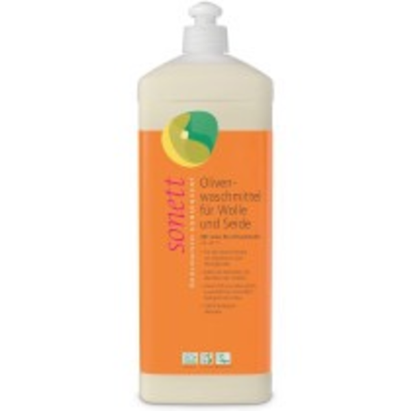 Produktfoto: Die Abbildung zeigt eine Flasche Sonett Olivenwaschmittel für Wolle und Seide. Die Flasche ist groß und hat einen Pumpspender. Das Etikett ist orange und enthält Informationen über die Produktvorteile, wie biologische Abbaubarkeit und Eignung für feine Gewebe. Das Produkt ist für Temperaturen von 20-40°C geeignet und enthält Lavendelduft.