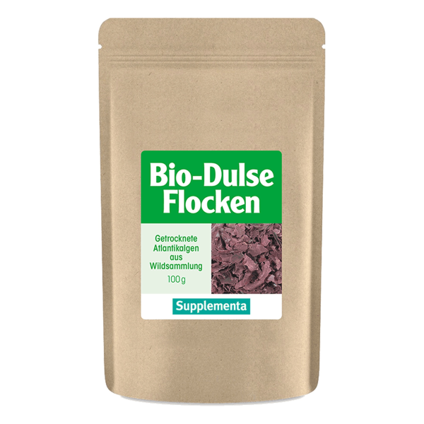 Produktfoto: Eine braune Verpackungstüte mit einem grünen Etikett, auf dem 'Bio-Dulse Flocken' steht. Darunter befindet sich die Beschreibung 'Getrocknete Atlantikalgen aus Wildsammlung 100g' und das Logo 'Supplementa'.