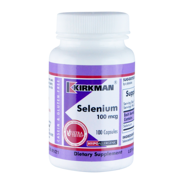 Produktfoto: Ein weißes Plastikfläschchen mit violettem Etikett, auf dem “Kirkman Selenium 100 mcg“ steht. Es enthält 100 Kapseln und ist hypoallergen sowie glutenfrei. Das Etikett zeigt auch das “Ultra Tested“-Siegel.