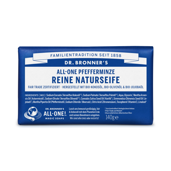 Produktfoto: Die Abbildung zeigt eine Verpackung von Dr. Bronner's All-One Pfefferminze Reine Naturseife. Die Verpackung ist blau mit weißem Text. Auf der Vorderseite steht “Familientradition seit 1858“, “Dr. Bronner's“, “All-One Pfefferminze“, “Reine Naturseife“ und “Fair Trade zertifiziert“. Es sind auch die Inhaltsstoffe und das Gewicht von 140g angegeben. Die Seife ist biologisch und fair gehandelt.