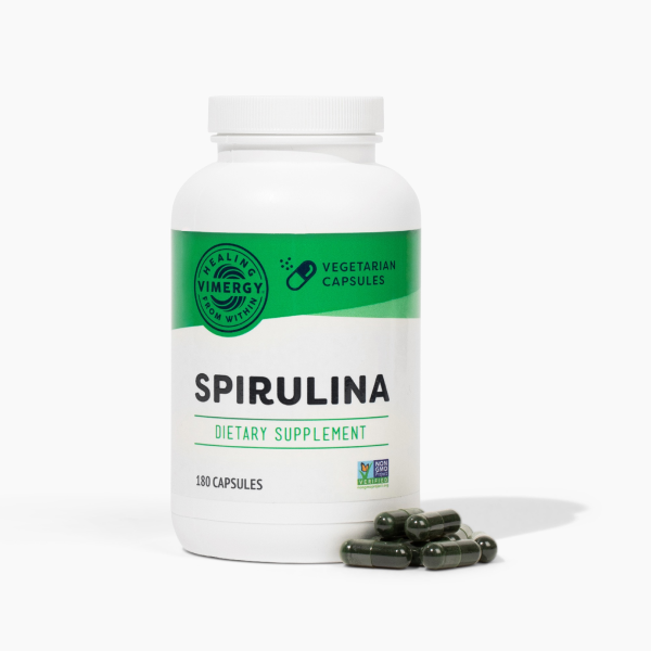 Produktfoto: Weiße Dose mit grüner Aufschrift 'Spirulina', Nahrungsergänzungsmittel, 180 vegetarische Kapseln. Einige Kapseln liegen daneben.