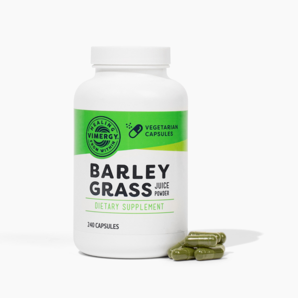 Produktfoto: Ein weißes Fläschchen mit grüner Aufschrift “Barley Grass Juice Powder“ steht aufrecht. Daneben liegen mehrere grüne Kapseln auf einer weißen Oberfläche.