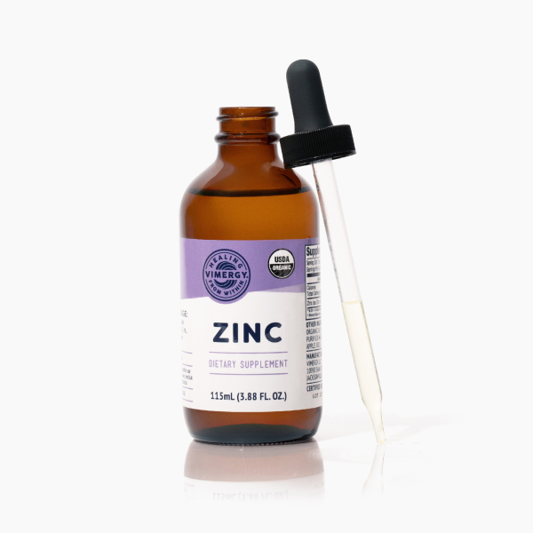 Produktfoto: Das Bild zeigt eine braune Glasflasche mit einem Etikett, auf dem 'ZINC' steht. Es handelt sich um ein Nahrungsergänzungsmittel der Marke Vimergy. Neben der Flasche liegt eine Pipette. Das Etikett trägt das USDA Organic Siegel.